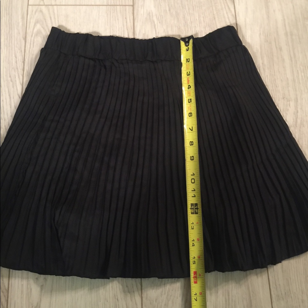 3/$21Black pleated skirt lined elastic waistband
